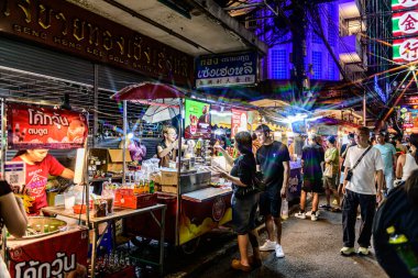 Yaowarat yolundaki Çin Mahallesi 'ne bakın. Yerel halk ve turistler bu en bilinen mekanda alışveriş ve yemekten hoşlanıyorlar. Bangkok-Tayland - 20 Ağustos 2025.