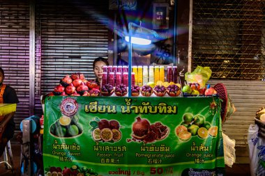 Yaowarat yolundaki Çin Mahallesi 'ne bakın. Yerel halk ve turistler bu en bilinen mekanda alışveriş ve yemekten hoşlanıyorlar. Bangkok-Tayland - 20 Ağustos 2025.