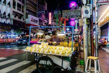 Yaowarat yolundaki Çin Mahallesi 'ne bakın. Yerel halk ve turistler bu en bilinen mekanda alışveriş ve yemekten hoşlanıyorlar. Bangkok-Tayland - 20 Ağustos 2025.