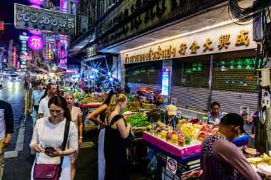 Yaowarat yolundaki Çin Mahallesi 'ne bakın. Yerel halk ve turistler bu en bilinen mekanda alışveriş ve yemekten hoşlanıyorlar. Bangkok-Tayland - 20 Ağustos 2025.