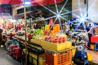 Yaowarat yolundaki Çin Mahallesi 'ne bakın. Yerel halk ve turistler bu en bilinen mekanda alışveriş ve yemekten hoşlanıyorlar. Bangkok-Tayland - 20 Ağustos 2025.