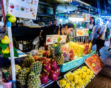 Yaowarat yolundaki Çin Mahallesi 'ne bakın. Yerel halk ve turistler bu en bilinen mekanda alışveriş ve yemekten hoşlanıyorlar. Bangkok-Tayland - 20 Ağustos 2025.