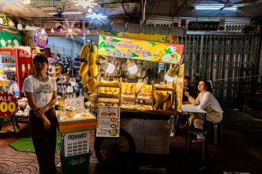 Yaowarat yolundaki Çin Mahallesi 'ne bakın. Yerel halk ve turistler bu en bilinen mekanda alışveriş ve yemekten hoşlanıyorlar. Bangkok-Tayland - 20 Ağustos 2025.