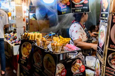 Yaowarat yolundaki Çin Mahallesi 'ne bakın. Yerel halk ve turistler bu en bilinen mekanda alışveriş ve yemekten hoşlanıyorlar. Bangkok-Tayland - 20 Ağustos 2025.