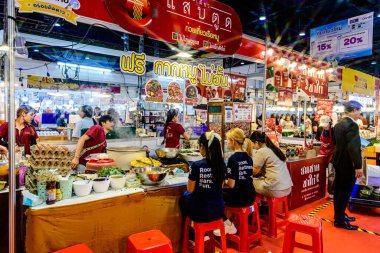 Serginin Bangkok 'taki QSNCC' deki Seyahat Tayland ve Yurtdışı Sergisi 'ndeki görüntüsü. Katılımcılar etkinliğe gelen yerli halk ve turistlerden oluşuyor. Bangkok, Tayland. - 21 Ağustos 2025.