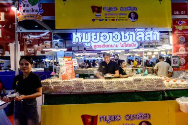 Serginin Bangkok 'taki QSNCC' deki Seyahat Tayland ve Yurtdışı Sergisi 'ndeki görüntüsü. Katılımcılar etkinliğe gelen yerli halk ve turistlerden oluşuyor. Bangkok, Tayland. - 21 Ağustos 2025.