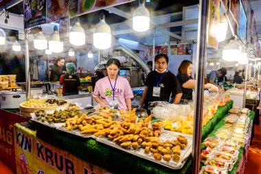 Serginin Bangkok 'taki QSNCC' deki Seyahat Tayland ve Yurtdışı Sergisi 'ndeki görüntüsü. Katılımcılar etkinliğe gelen yerli halk ve turistlerden oluşuyor. Bangkok, Tayland. - 21 Ağustos 2025.