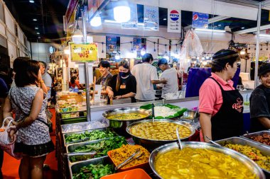 Serginin Bangkok 'taki QSNCC' deki Seyahat Tayland ve Yurtdışı Sergisi 'ndeki görüntüsü. Katılımcılar etkinliğe gelen yerli halk ve turistlerden oluşuyor. Bangkok, Tayland. - 21 Ağustos 2025.