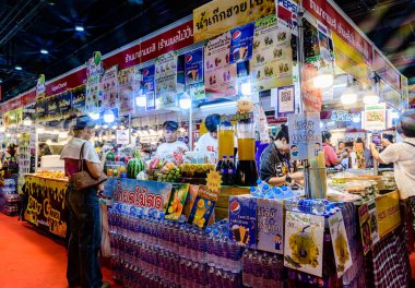 Serginin Bangkok 'taki QSNCC' deki Seyahat Tayland ve Yurtdışı Sergisi 'ndeki görüntüsü. Katılımcılar etkinliğe gelen yerli halk ve turistlerden oluşuyor. Bangkok, Tayland. - 21 Ağustos 2025.