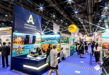 Serginin Bangkok 'taki QSNCC' deki Seyahat Tayland ve Yurtdışı Sergisi 'ndeki görüntüsü. Katılımcılar etkinliğe gelen yerli halk ve turistlerden oluşuyor. Bangkok, Tayland. - 21 Ağustos 2025.