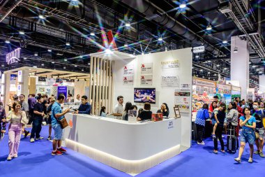 Serginin Bangkok 'taki QSNCC' deki Seyahat Tayland ve Yurtdışı Sergisi 'ndeki görüntüsü. Katılımcılar etkinliğe gelen yerli halk ve turistlerden oluşuyor. Bangkok, Tayland. - 21 Ağustos 2025.