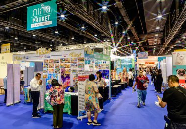 Serginin Bangkok 'taki QSNCC' deki Seyahat Tayland ve Yurtdışı Sergisi 'ndeki görüntüsü. Katılımcılar etkinliğe gelen yerli halk ve turistlerden oluşuyor. Bangkok, Tayland. - 21 Ağustos 2025.