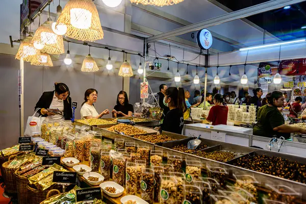 Serginin Bangkok 'taki QSNCC' deki Seyahat Tayland ve Yurtdışı Sergisi 'ndeki görüntüsü. Katılımcılar etkinliğe gelen yerli halk ve turistlerden oluşuyor. Bangkok, Tayland. - 21 Ağustos 2025.
