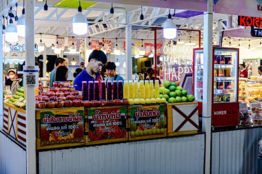 Çeşitli yiyecekler, taze meyveler ve Central World alışveriş merkezinde satılan şeker çubukları. Bangkok, Tayland - 23 Ağustos 2025.