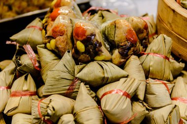 Çeşitli yiyecekler, taze meyveler ve Central World alışveriş merkezinde satılan şeker çubukları. Bangkok, Tayland - 23 Ağustos 2025.