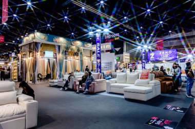 Ev aletleri, aydınlatma sistemleri ve mobilyalarla ilgili sergi etkinliklerinin Bitec Center 'daki ziyaretçi ve müşterilere satışı. Bangkok, Tayland. - 30 Temmuz 2025.