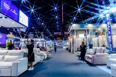 Ev aletleri, aydınlatma sistemleri ve mobilyalarla ilgili sergi etkinliklerinin Bitec Center 'daki ziyaretçi ve müşterilere satışı. Bangkok, Tayland. - 30 Temmuz 2025.