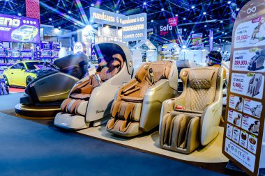 Ev aletleri, aydınlatma sistemleri ve mobilyalarla ilgili sergi etkinliklerinin Bitec Center 'daki ziyaretçi ve müşterilere satışı. Bangkok, Tayland. - 30 Temmuz 2025.