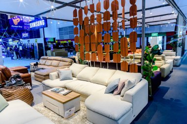 Ev aletleri, aydınlatma sistemleri ve mobilyalarla ilgili sergi etkinliklerinin Bitec Center 'daki ziyaretçi ve müşterilere satışı. Bangkok, Tayland. - 30 Temmuz 2025.