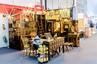 Ev aletleri, aydınlatma sistemleri ve mobilyalarla ilgili sergi etkinliklerinin Bitec Center 'daki ziyaretçi ve müşterilere satışı. Bangkok, Tayland. - 30 Temmuz 2025.