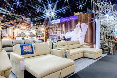 Ev aletleri, aydınlatma sistemleri ve mobilyalarla ilgili sergi etkinliklerinin Bitec Center 'daki ziyaretçi ve müşterilere satışı. Bangkok, Tayland. - 30 Temmuz 2025.