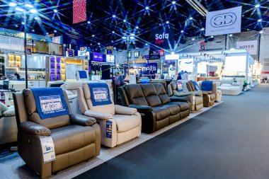 Ev aletleri, aydınlatma sistemleri ve mobilyalarla ilgili sergi etkinliklerinin Bitec Center 'daki ziyaretçi ve müşterilere satışı. Bangkok, Tayland. - 30 Temmuz 2025.