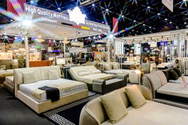 Ev aletleri, aydınlatma sistemleri ve mobilyalarla ilgili sergi etkinliklerinin Bitec Center 'daki ziyaretçi ve müşterilere satışı. Bangkok, Tayland. - 30 Temmuz 2025.