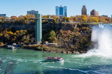 Niagara Şelalesi Şehri, Ontario, Kanada - 27 Ekim 2022: Puslu ABD Tekne Turu. Niagara Şelalesi Gözlem Kulesi. Amerikan Şelalesi Sonbahar yeşillik mevsimi.