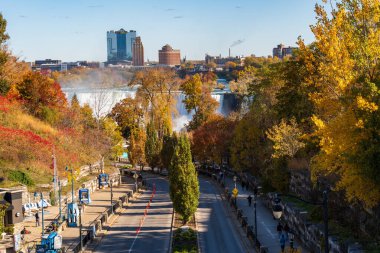 Niagara Şelalesi Şehri, Ontario, Kanada - 27 Ekim 2022: Murray Caddesi alacakaranlıkta. Sonbahar yeşillik mevsiminde Falls View bölgesinde. Arka planda American Falls.