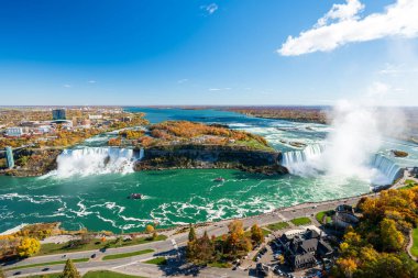 Niagara Şelaleleri Amerikan Şelaleleri ve At Nalı Şelaleleri sonbahar mevsiminde güneşli bir günde. Niagara Şehri Tekne Turu.