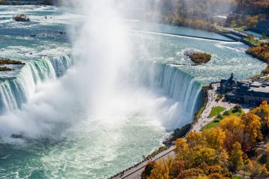 Sonbahar yaprakları mevsiminde güneşli bir günde Niagara Şelalesi At Nalı Şelalesi 'ne tepeden bakıyor. Niagara Şelalesi, Ontario, Kanada.