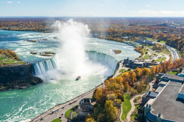 Sonbahar yaprakları mevsiminde güneşli bir günde Niagara Şelalesi At Nalı Şelalesi 'ne tepeden bakıyor. Niagara Şelalesi, Ontario, Kanada.