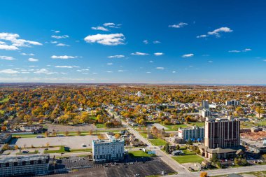 Niagara Şelalesi Şehri, Ontario, Kanada - 27 Ekim 2022: Niagara Şelalesi Sonbahar yaprakları mevsimi. Şehir merkezindeki Ufuk Otelleri ve Kumarhaneler.