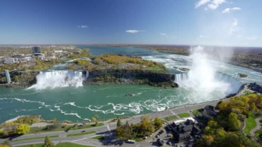 Niagara Şelaleleri Amerikan Şelaleleri ve At Nalı Şelaleleri sonbahar mevsiminde güneşli bir günde. Niagara Şehri Tekne Turu.