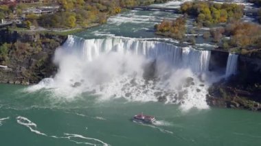 Niagara Nehri Amerikan Şelaleleri sonbahar yaprakları mevsiminde. Niagara Şehri Tekne Turu. Niagara Şelalesi, Ontario, Kanada.