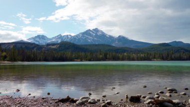 Annette Gölü sahili sahili, piramit dağının göldeki yansıması. Jasper Ulusal Parkı yaz mevsiminde büyüleyici doğa manzarası. Kanada Rocky Dağları, Alberta, Kanada manzarası.