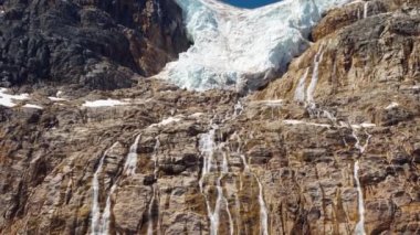 Melek Buzulu Edith Dağı Cavell, 2021 yazında. Jasper Ulusal Parkı. Güzel manzara. Alberta, Kanada. Kanada Dağları Doğa Manzarası.