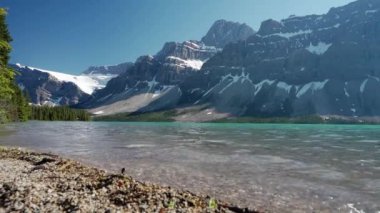 Banff Ulusal Parkı. Güzel manzara. Yazın Bow Lake 'de. Alberta, Kanada. Kanada Kayalık Doğa Manzarası.