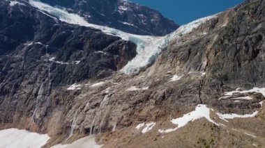 Melek Buzulu Edith Dağı Cavell, 2021 yazında. Jasper Ulusal Parkı. Güzel manzara. Alberta, Kanada. Kanada Dağları Doğa Manzarası.