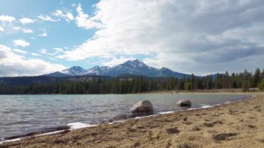 Annette Gölü sahili sahili, piramit dağının göldeki yansıması. Jasper Ulusal Parkı yaz mevsiminde büyüleyici doğa manzarası. Kanada Rocky Dağları, Alberta, Kanada manzarası.