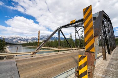 H. J. Moberly Köprüsü. Athabasca Nehri mavi gökyüzü ve beyaz bulutların altında Jasper Ulusal Parkı, Alberta, Kanada.