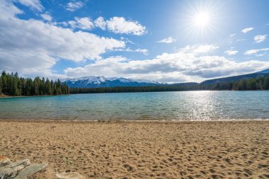 Annette Gölü sahil plajı, Jasper Ulusal Parkı yaz mevsiminde büyüleyici doğa manzarası. Kanada Rocky Dağları, Alberta, Kanada manzarası.