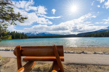 Annette Gölü sahil plajı ve bank Jasper Ulusal Parkı yaz mevsiminde büyüleyici doğa manzarası. Kanada Rocky Dağları, Alberta, Kanada manzarası.