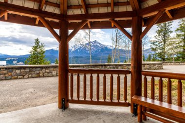 Maligne Overlook 'da bir pavyon. Jasper Ulusal Parkı, Alberta, Kanada.