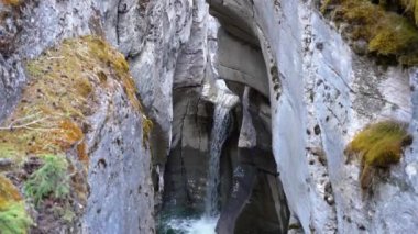 Yazın Maligne Kanyonu Şelalesi. Jasper Ulusal Parkı, Alberta, Kanada.