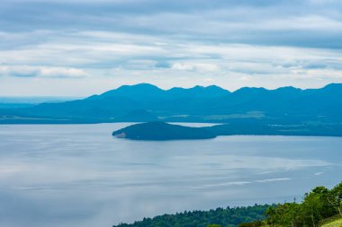 Yaz mevsiminde Kussharo Gölü güneşli bir gün. Bihoro-toge 'dan doğal manzara gözcü bakış açısı. Akan Mashu Ulusal Parkı, Hokkaido, Japonya