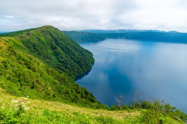 Mashu Gölü izleme platformunun doğal manzarası. Gölün yüzeyi genellikle yaz mevsiminde sisle kaplanarak gölün gizemliliğiyle ünlüdür. Akan Mashu Ulusal Parkı, Hokkaido, Japonya