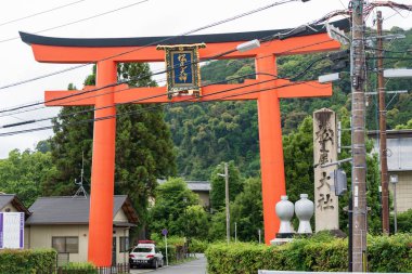 Kyoto, Japonya - 12 Haziran 2023: Matsunoo Taisha Tapınağı Torii Kapısı.