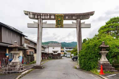 Kyoto, Japonya - 12 Haziran 2023: Umenomiya Taisha Tapınağı. Ukyo-ku 'da bulunan bir Shinto tapınağı..