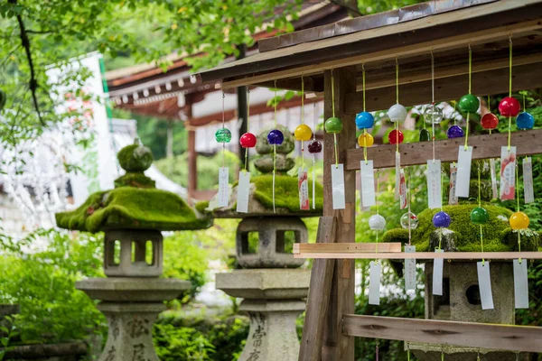 Kyoto, Japonya - 12 Haziran 2023: Matsunoo Taisha Tapınağı 'nda Japon rüzgar çanları. Japon Bahçe Rüzgarı çanları.